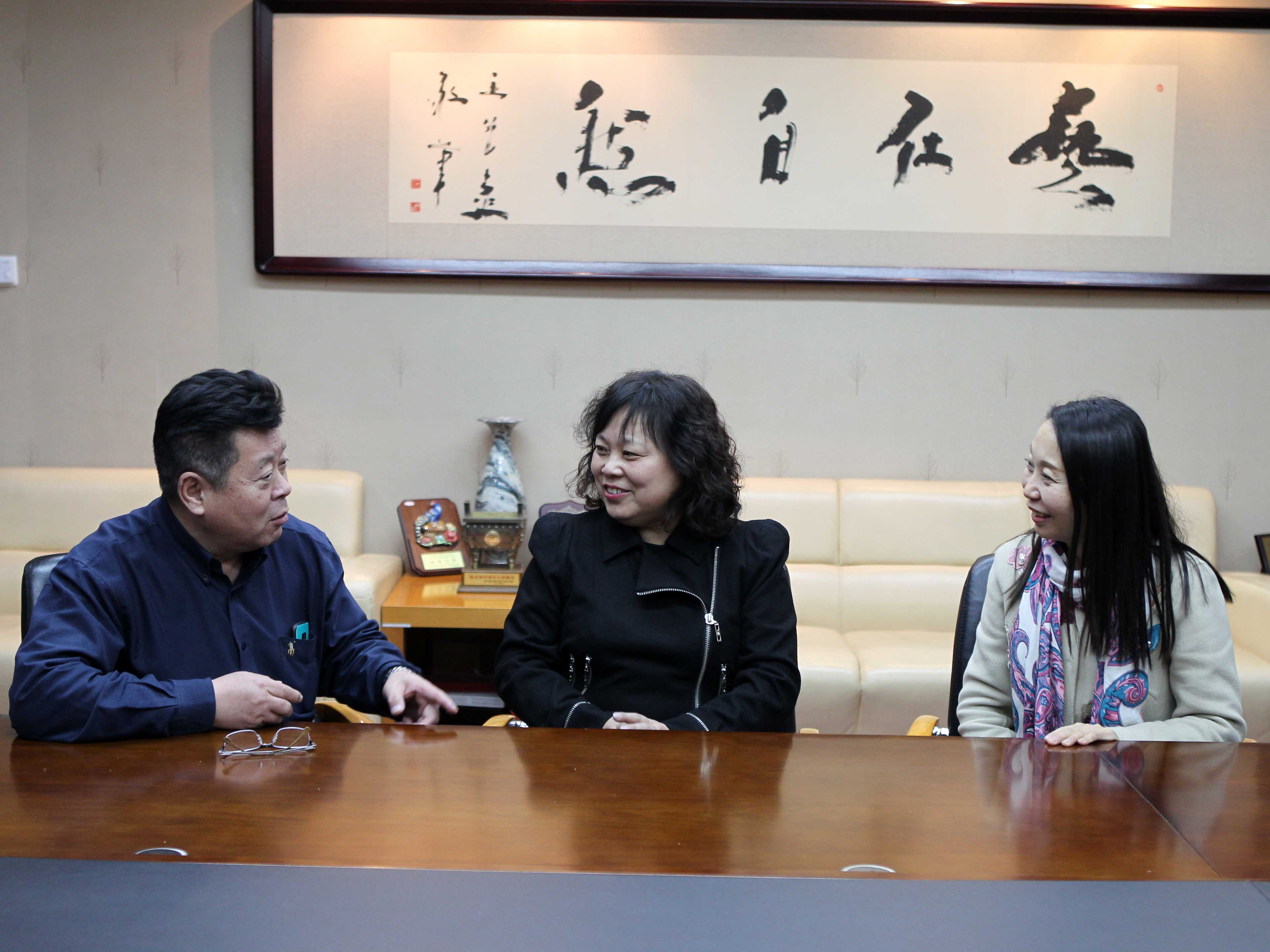从左至右：云雀艺术刘老师、崇文小学白校长、云雀艺术郝校长