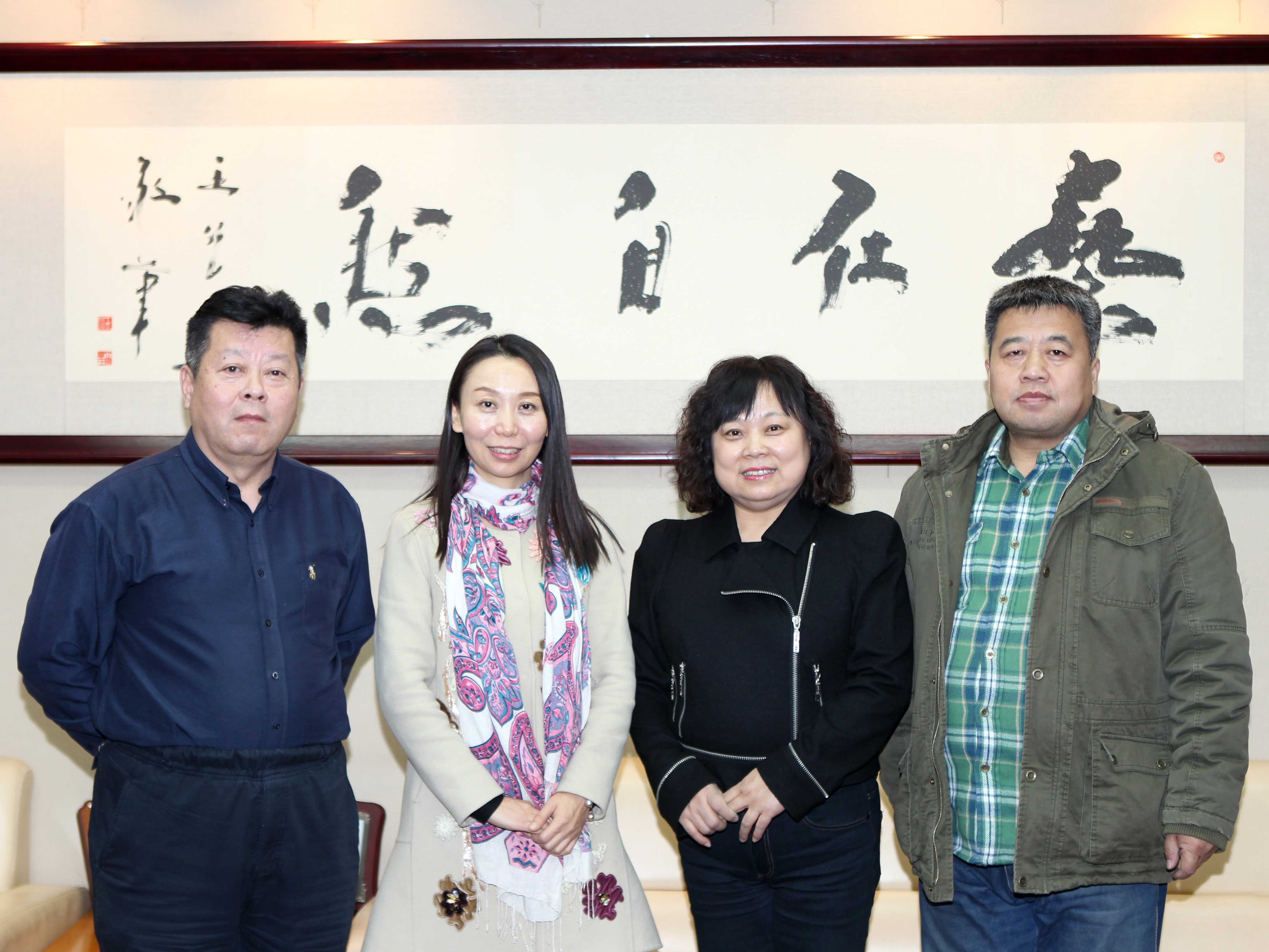 从左至右：云雀艺术刘老师、郝校长、崇文小学白校长、刘副校长